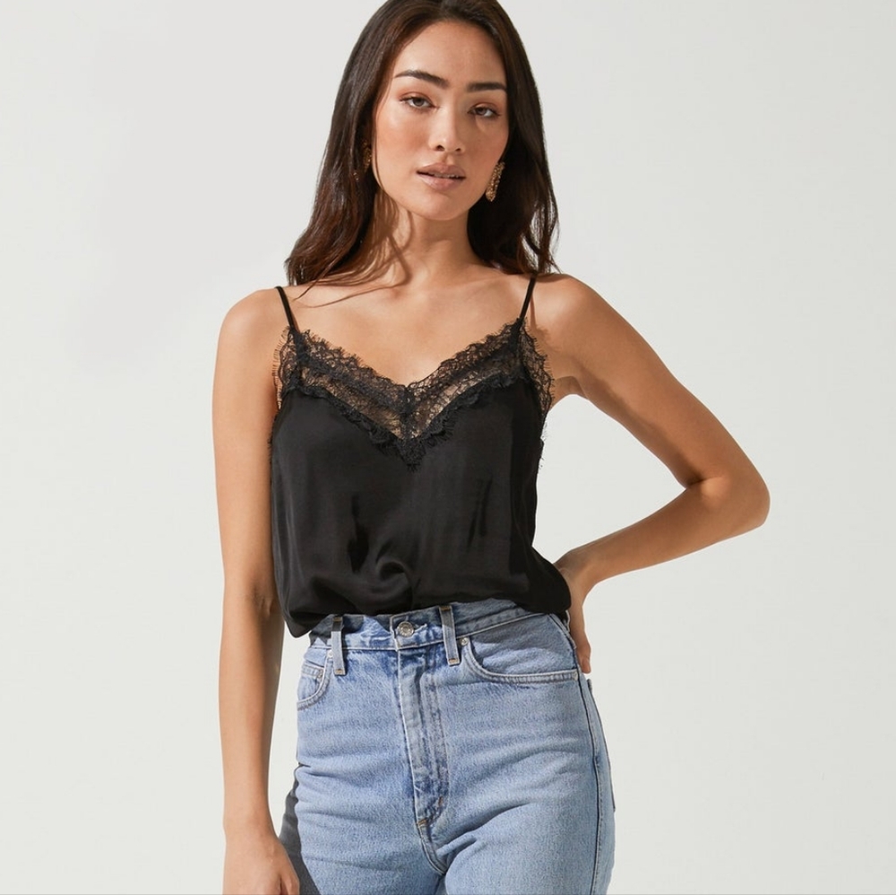 ASTR Lotus Lace Trimmed Bodysuit S